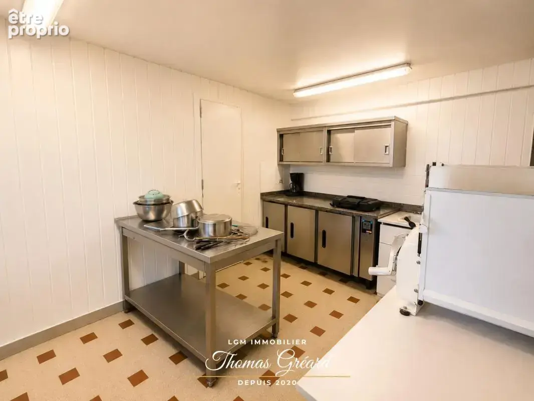 Local commercial avec habitation à Saint-Denis-Les-Ponts, 200m2 avec grange et jardin - photo 3