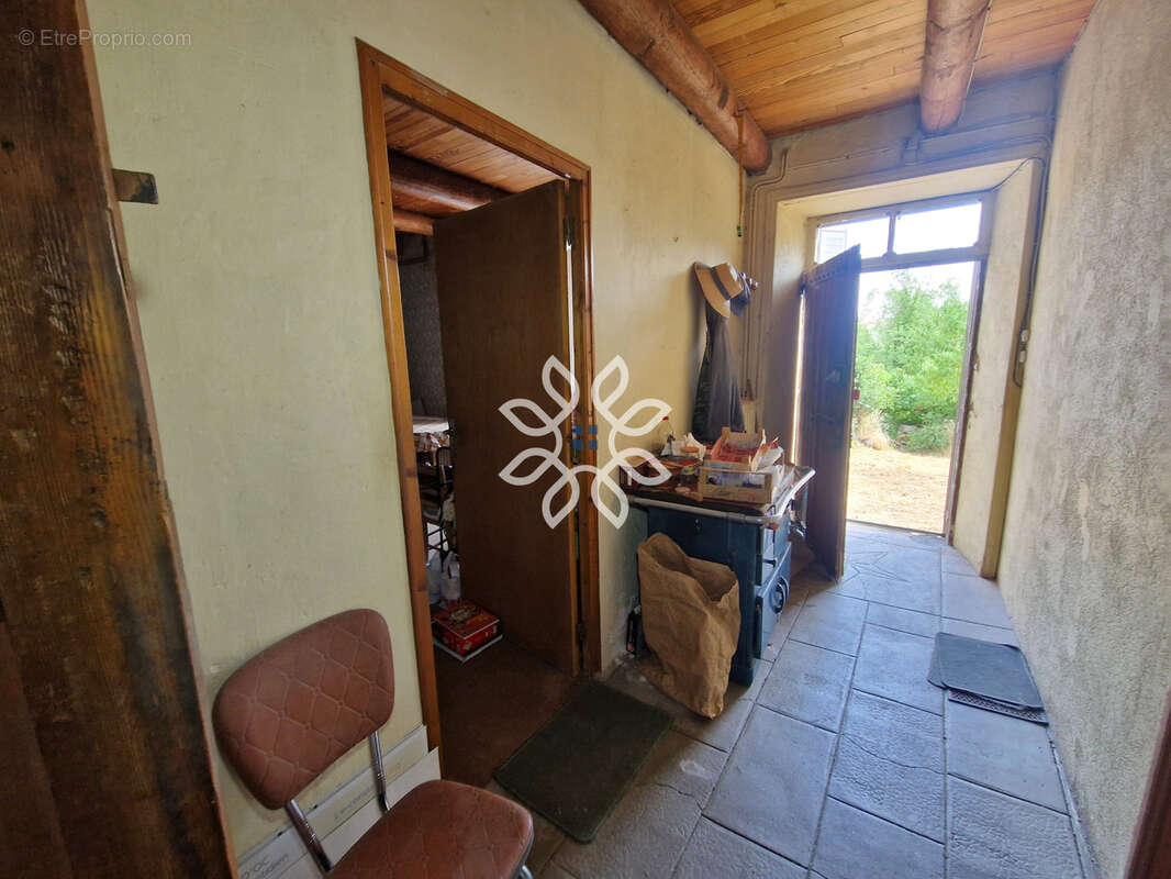 Maison de campagne avec dépendances et terrain de 1 193 m2 à Laurie - photo 11