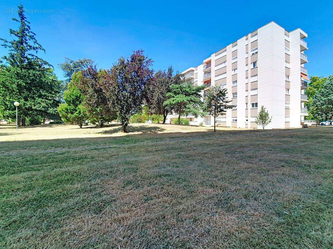 Appartement - 2 Chambres - Balcon - Cave - Jolie vue dégagée - Proche toutes commodités - photo 2