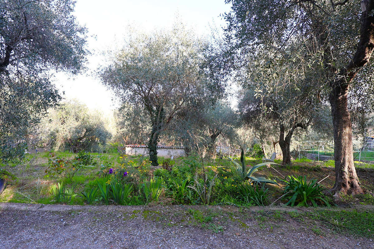 Terrain constructible Speracedes 1392 m² villa 109 m² avec piscine - photo 10
