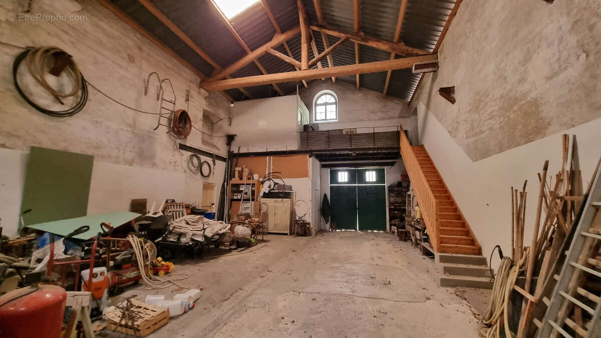 Batiments en pierre 740 m2 avec terrain attenant - photo 2