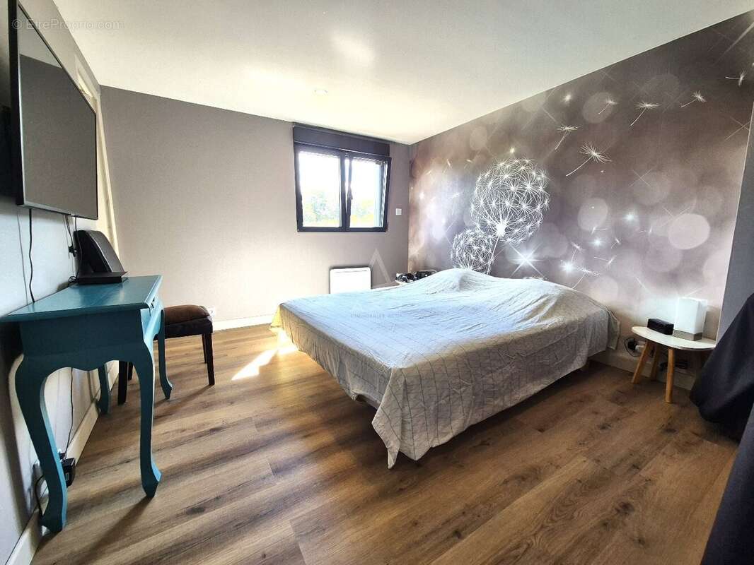 Maison récente avec étang, piscine et dépendances - photo 6