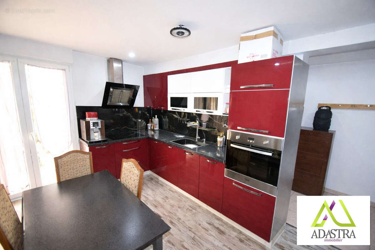 Séjour-cuisine du F1 43m2 (désencombré grâce à l'IA) - Appartement à MULHOUSE