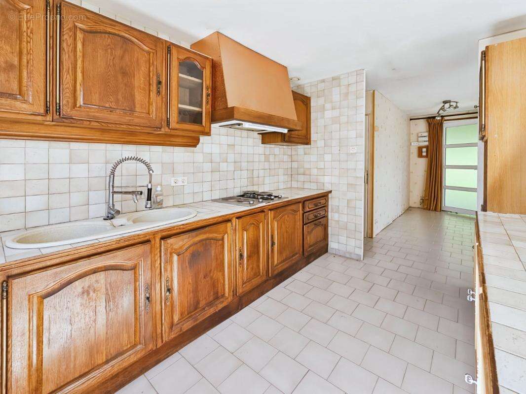 À Vendre à St Hippolyte de Montaigu - Maison de plain pied de 89m² sur 1200m² de terrain - photo 4