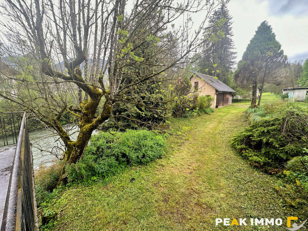 Local commercial et habitation - 250 m2 - Lescheraines - photo 3