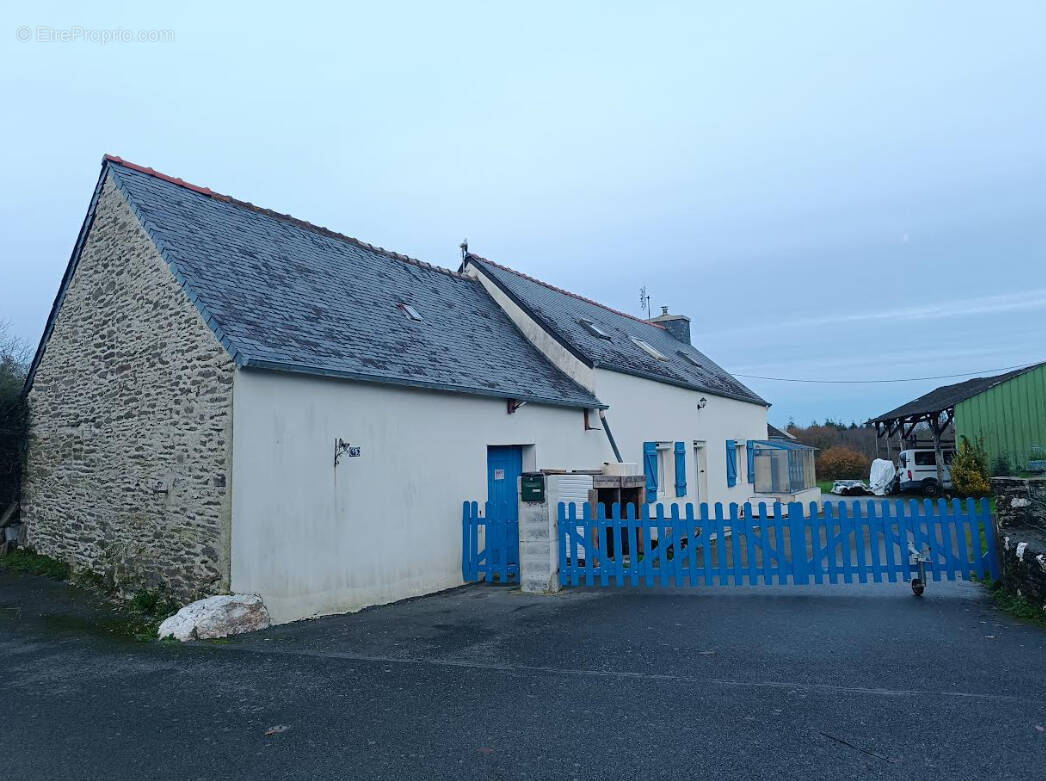 Maison à CLEDEN-POHER