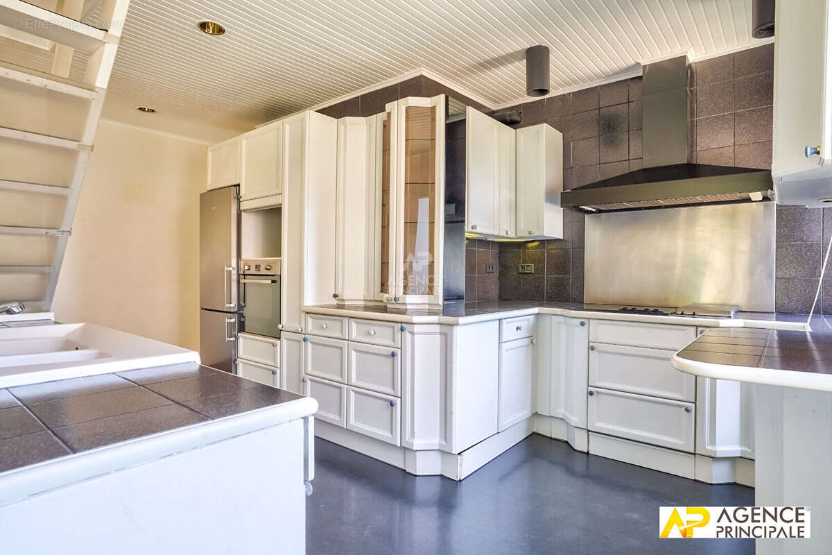 Maison à LE MESNIL-LE-ROI