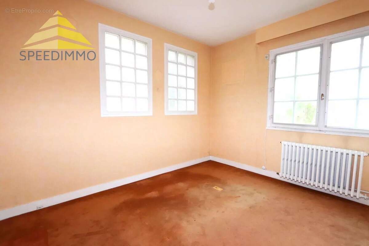 Maison à MANDRES-LES-ROSES