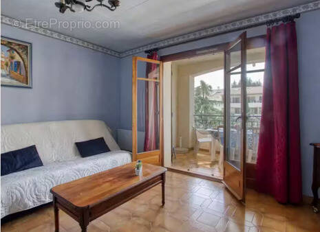 A vendre - Charmant T2 de 50 m2 avec deux balcons à 10 minutes à pied des plages - photo 3