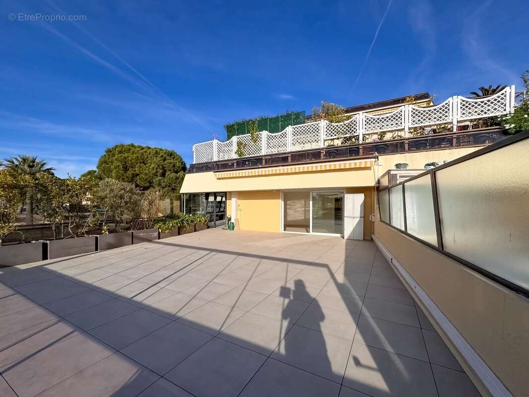 Appartement à SAINT-LAURENT-DU-VAR