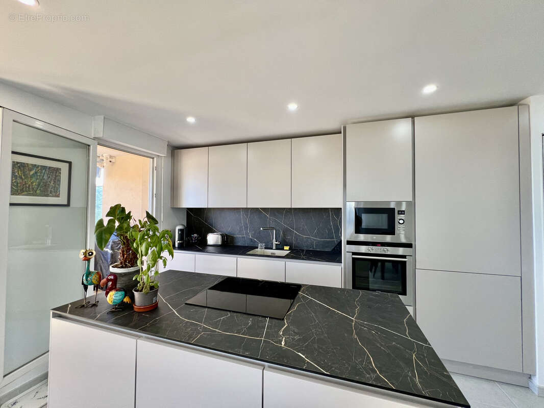 Appartement à SAINT-LAURENT-DU-VAR