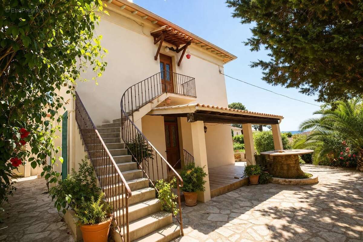 Cap d'ail "centre" - villa 170m²  terrain 1380m²  vue mer  extension possible - photo 9