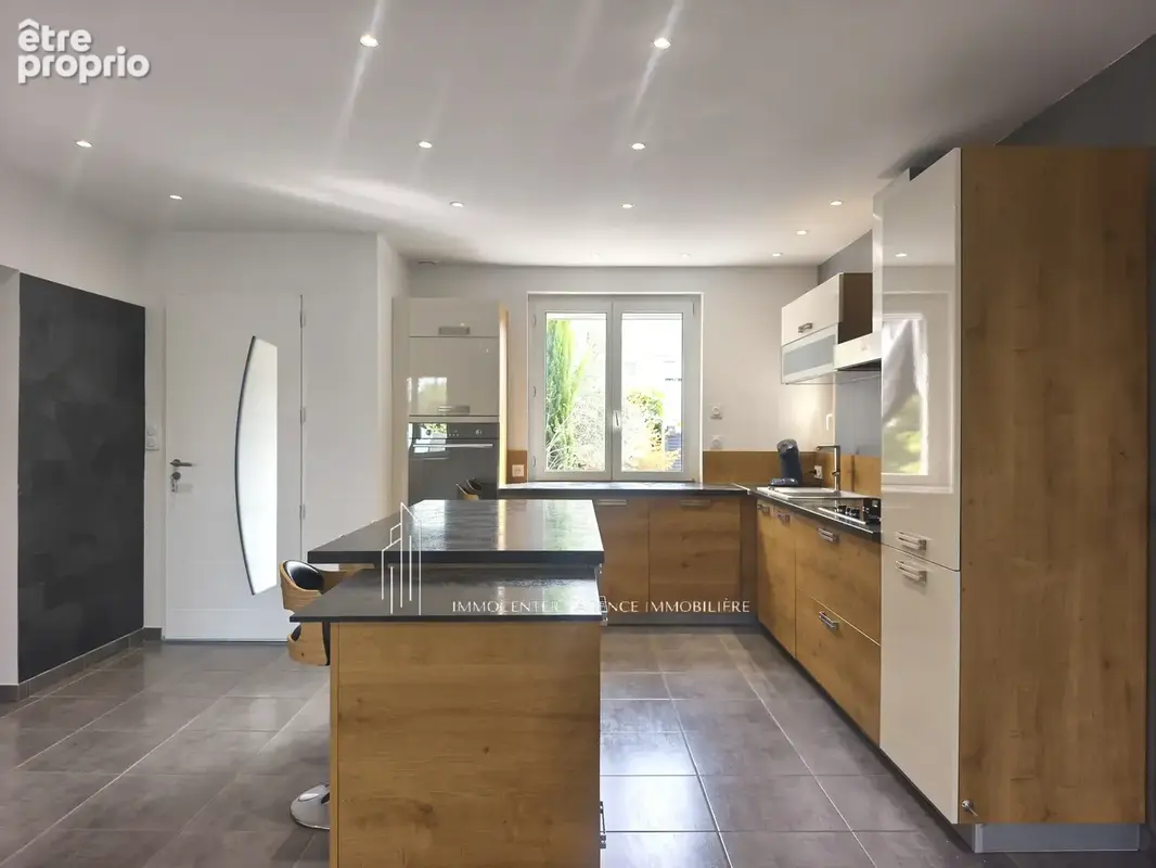 ROMANS-SUR-ISÈRE   Maison familiale avec terrain clos et arboré de 439 m2 - photo 7