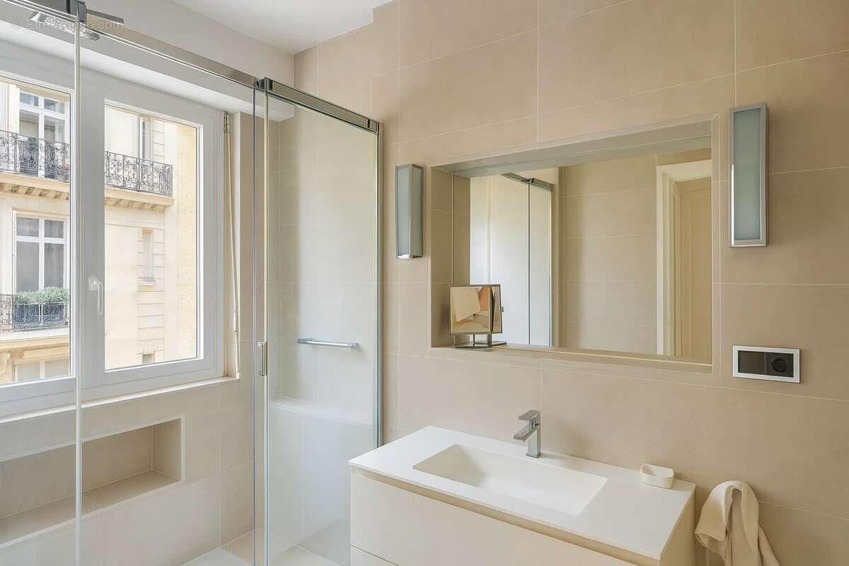 Appartement à PARIS-8E