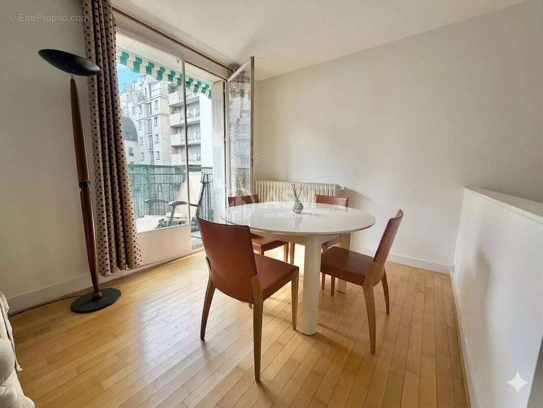 Appartement à PARIS-16E