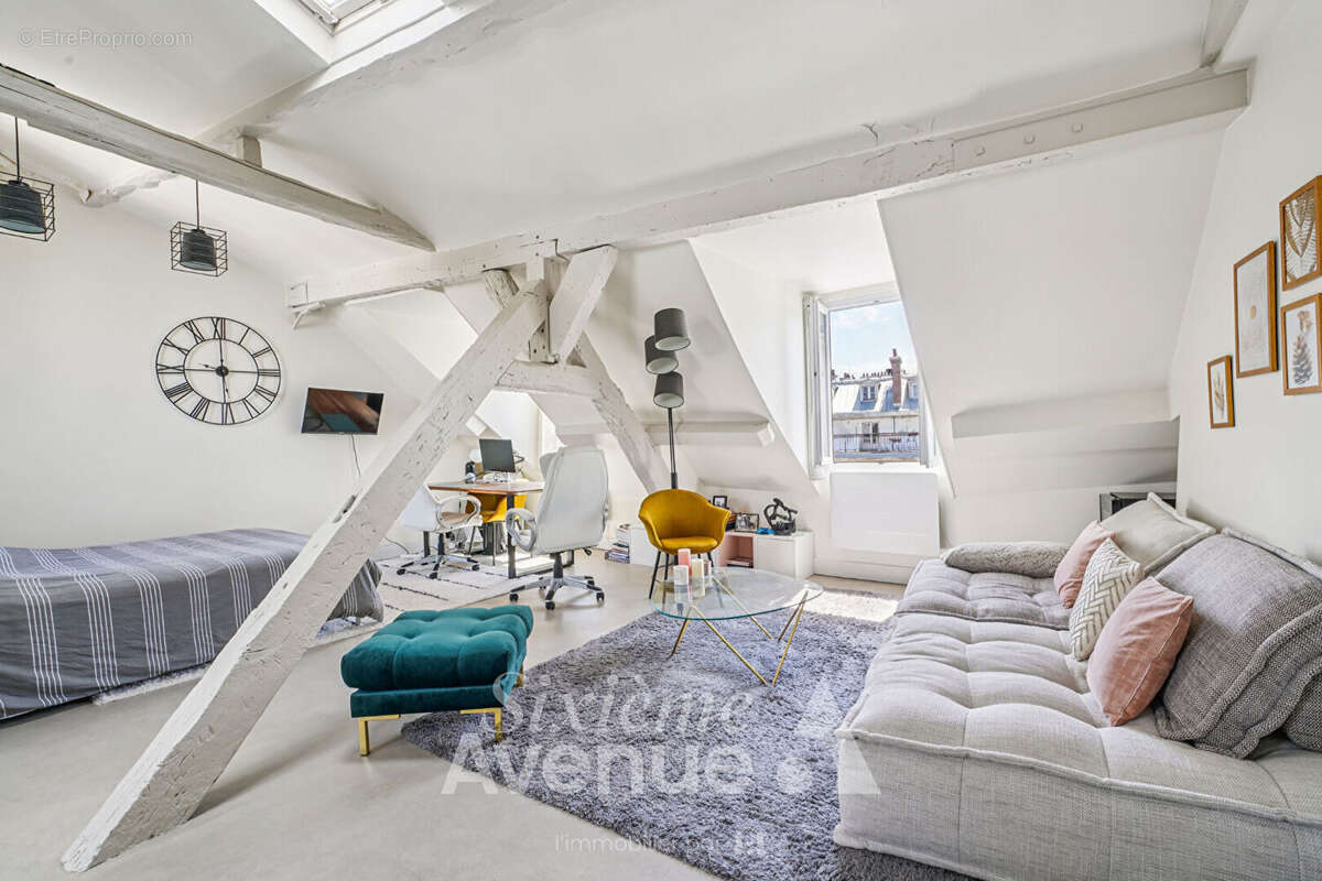 Rue saint-antoine - dernier etage - vues - 35.16 m² loi carrez - photo 2