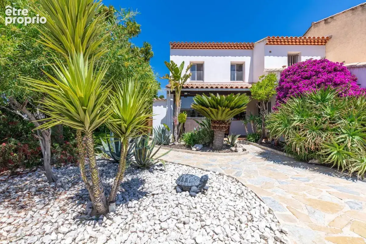 Maison de charme rénovée avec piscine chauffée et jardin à vendre a sanary-sur-mer - photo 3