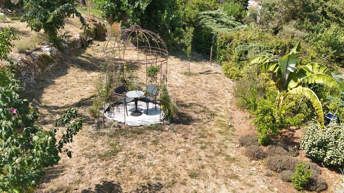 Coup  de coeur ! MAISON DE VILLAGE rénovée + terrain 2100m²  à Seillans ! - photo 4