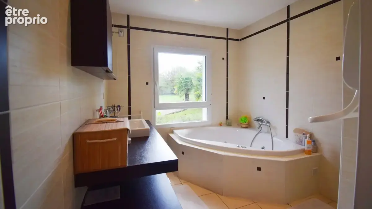 À VENDRE - Maison d'architecte avec piscine, dépendance aménagée et grange sur terrain arboré à 5 minutes de Vichy - photo 8
