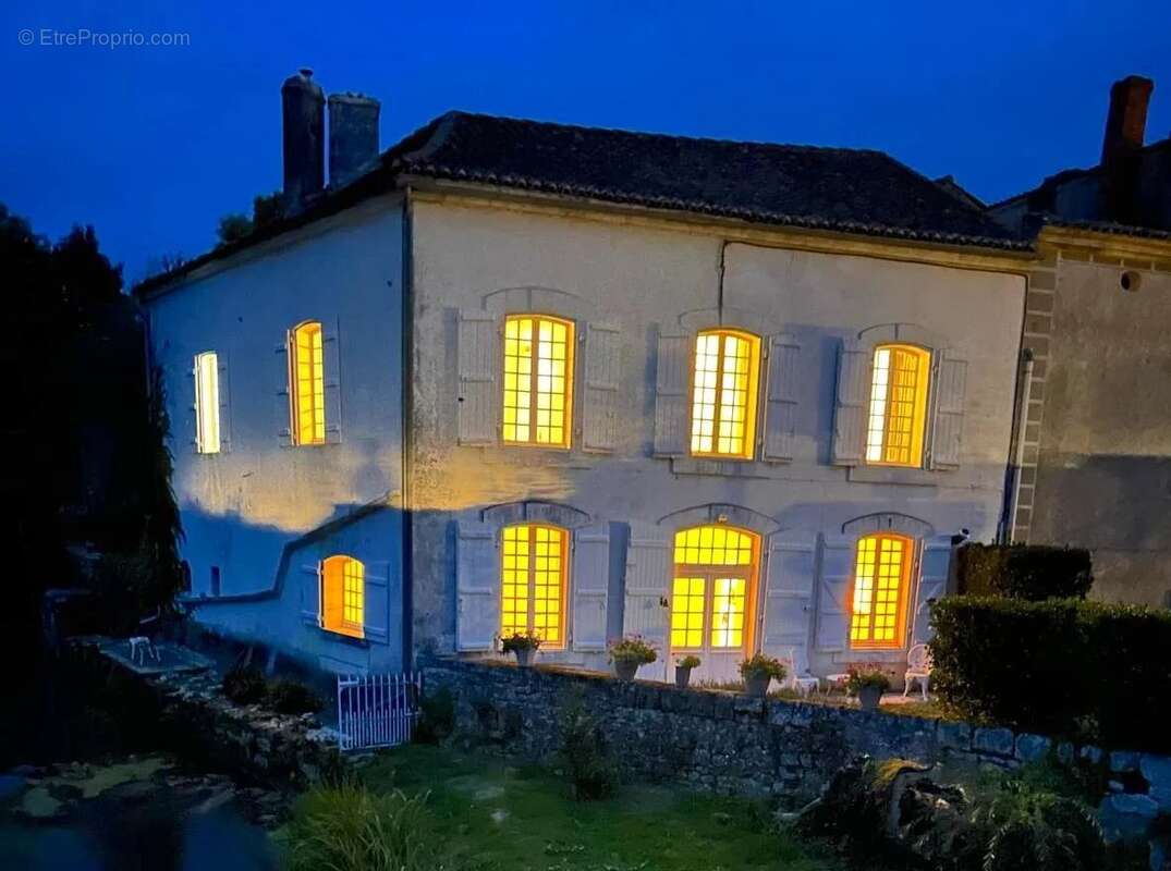 Maison à LA ROCHEBEAUCOURT-ET-ARGENTINE
