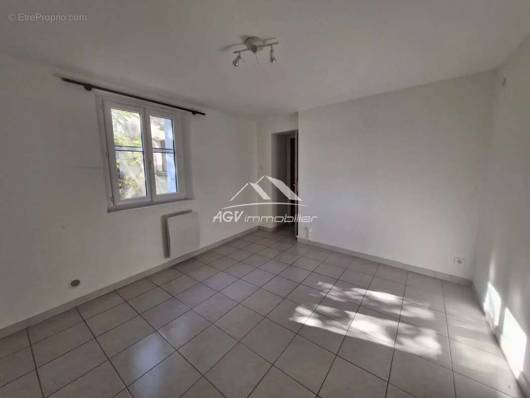 A Saint-Hilaire-De-Brethmas maison avec deux appartements, garage et jardin - photo 10
