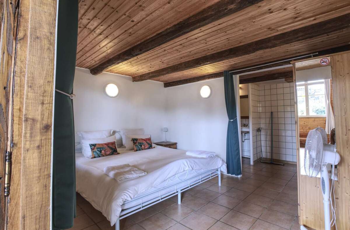 Maison en pierre spacieuse avec grand gîte (4/6 chambres) au cœur d’un village recherché - photo 15