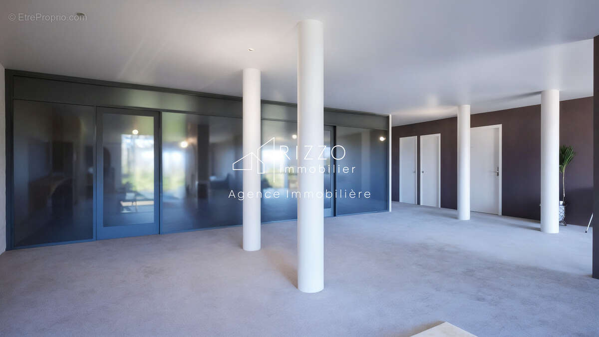 Commerce à SAINT-GENIS-POUILLY