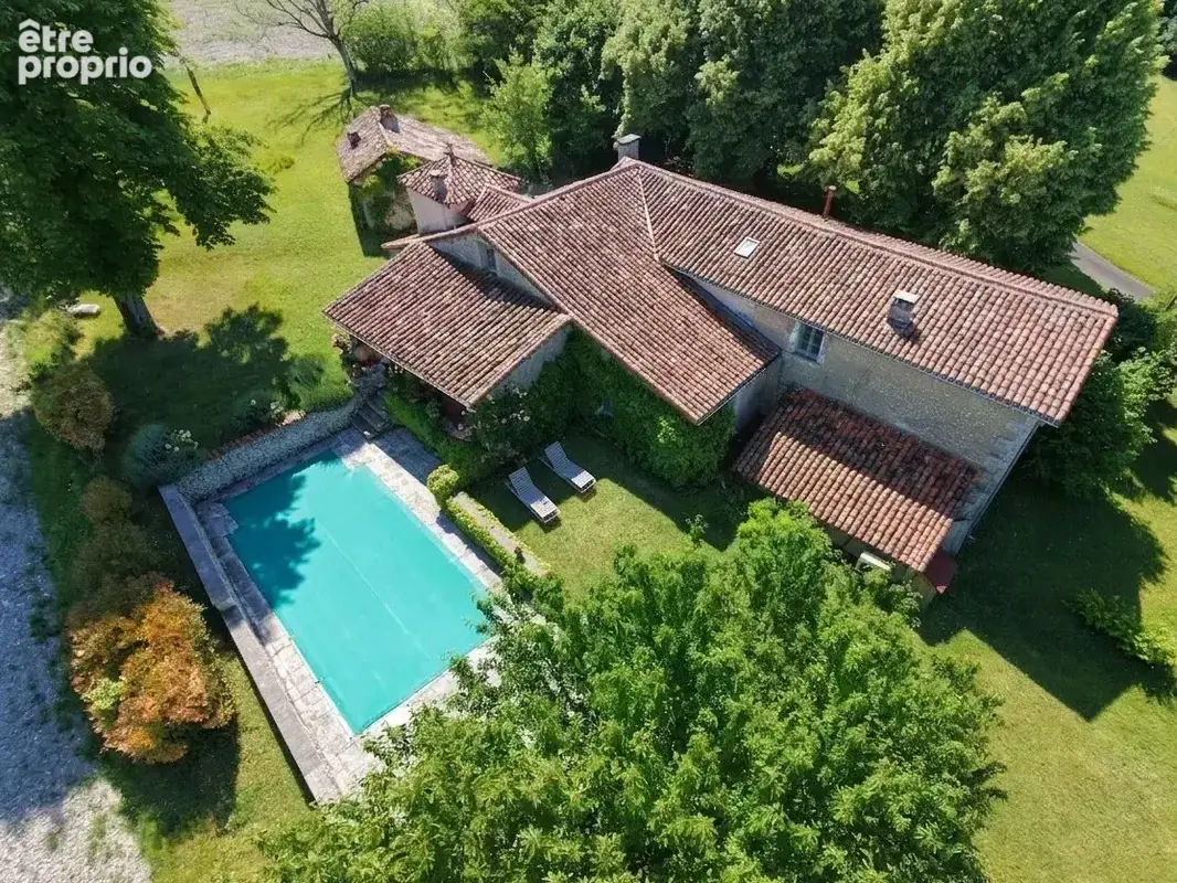 Résidence de campagne isolée avec cinq chambres, une piscine et des belles vues - photo 7