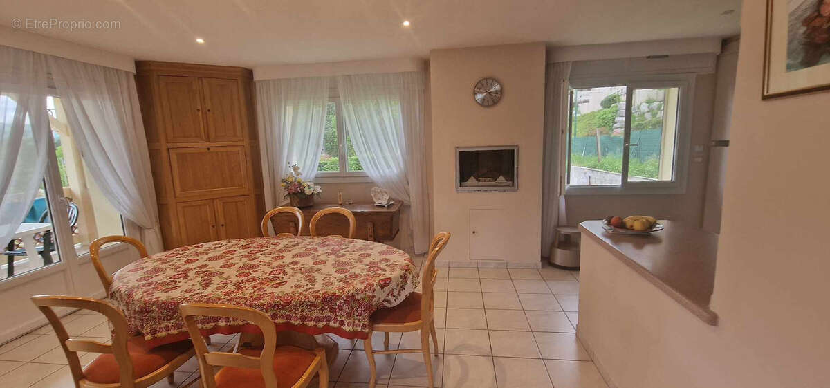 A saisir Maison bourgeoise composée de 2 appartements avec de nombreuses dépendances et  un grand terrain de 1 - photo 11