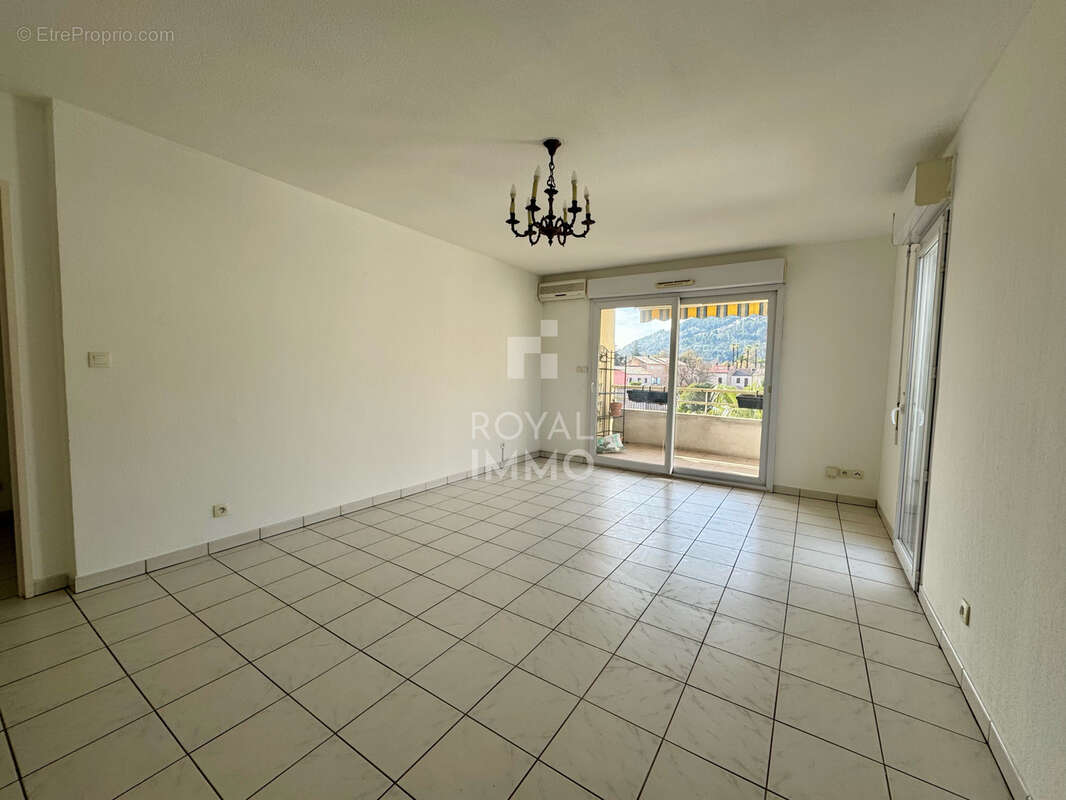 Appartement à SOLLIES-PONT