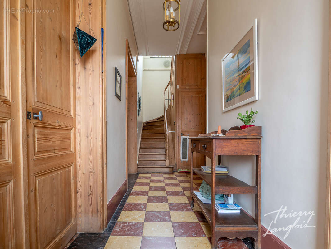 Maison bourgeoise de caractere sur 2 445m2 - photo 2