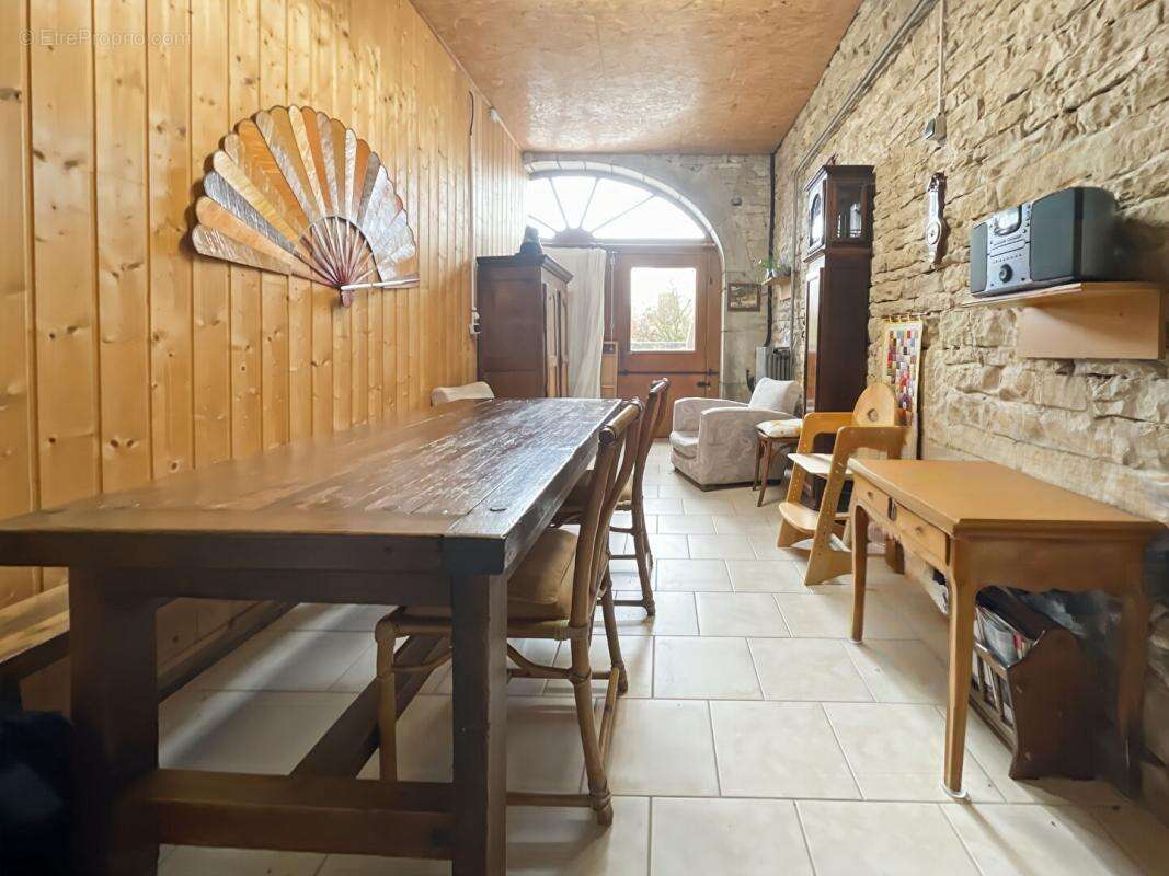 Port-Lesney - Maison en pierre de caractère - 215 m² habitables - 8 pièces - 3 chambres- Terrain 944 m² - photo 7