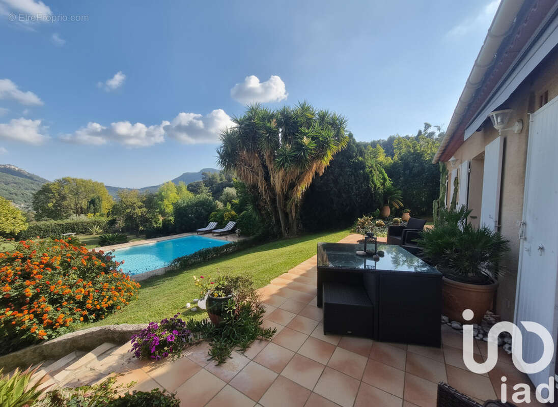 Photo 2 - Maison à LE REVEST-LES-EAUX