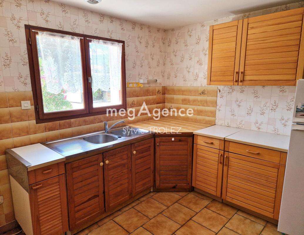Maison 3 chambres et un bureau, garage et stationnements à Angles - photo 3
