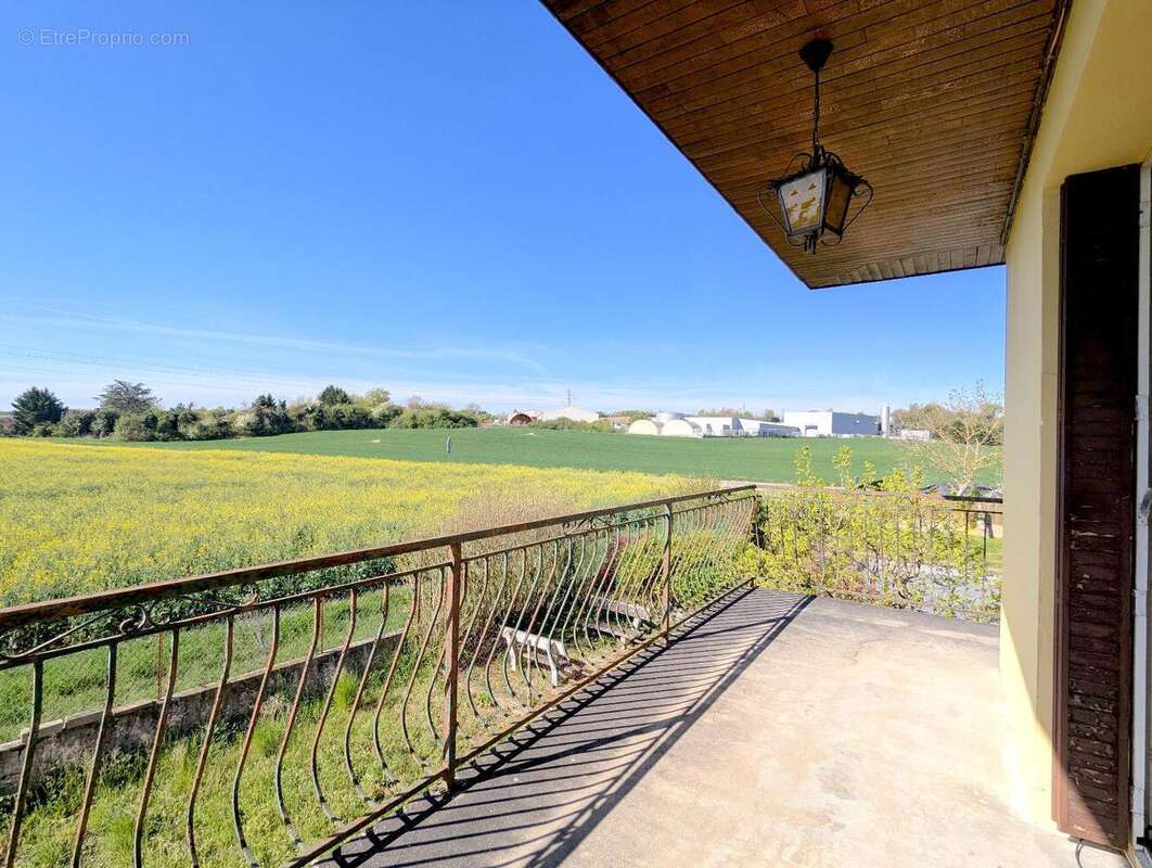   - Maison à CHARVIEU-CHAVAGNEUX