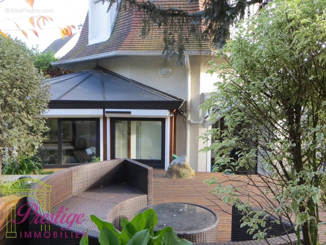 Maison à LE MESNIL-LE-ROI