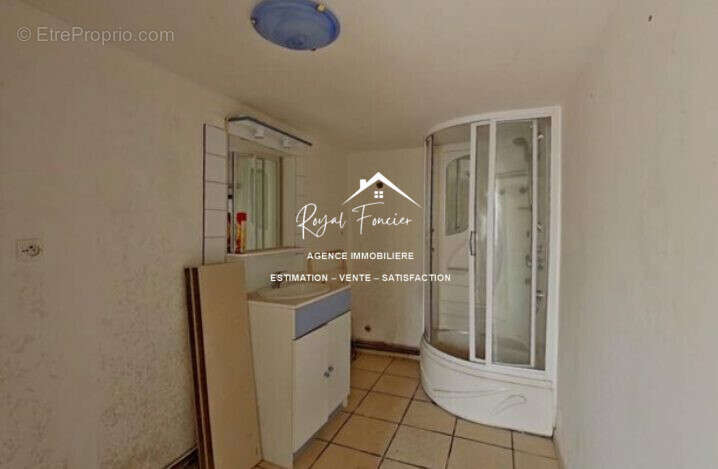 Salle d\'eau - Maison à LA CELLE-GUENAND