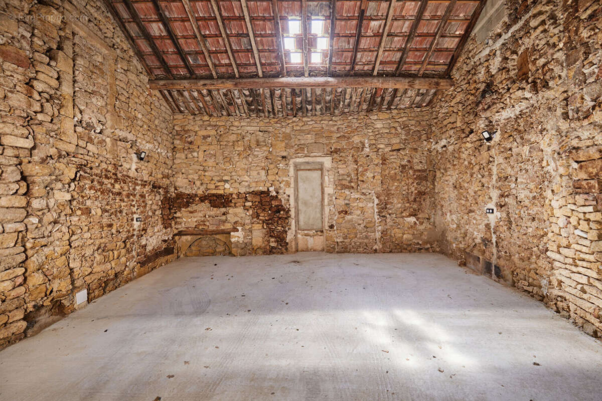 ALLEINS, Maison de caractère en pierre avec fort potentiel d'habitation et de rentabilité locative - photo 16