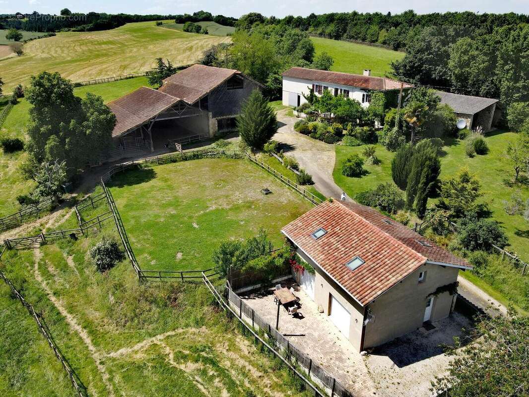 Très belle propriété au calme avec vues magnifiques, 2 maisons (fort potentiel gîte et chambre d'hôtes), dépendances et installa - photo 2