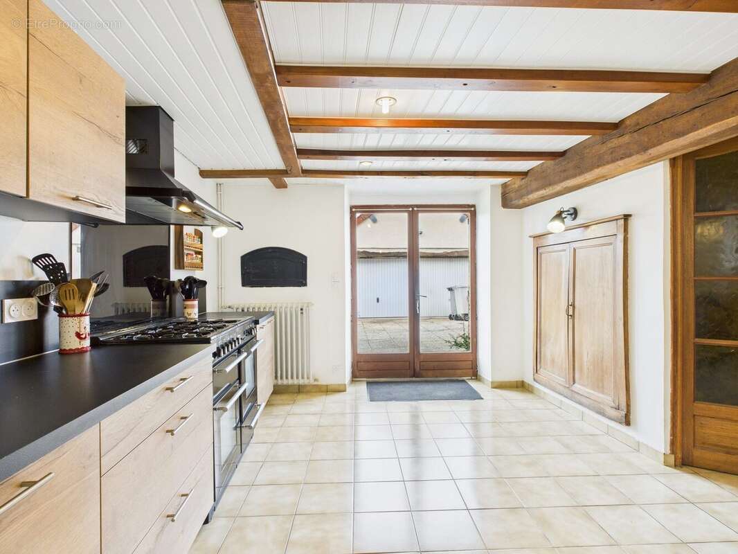 Cuisine accès extérieur - Maison à BAGNEUX