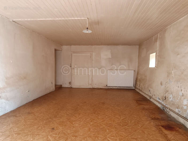 Maison en pierre à rénover avec terrain et grange - photo 9