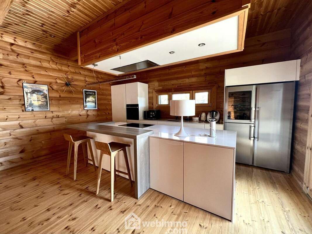 La cuisine aménagée haut de gamme - Maison à CORTE