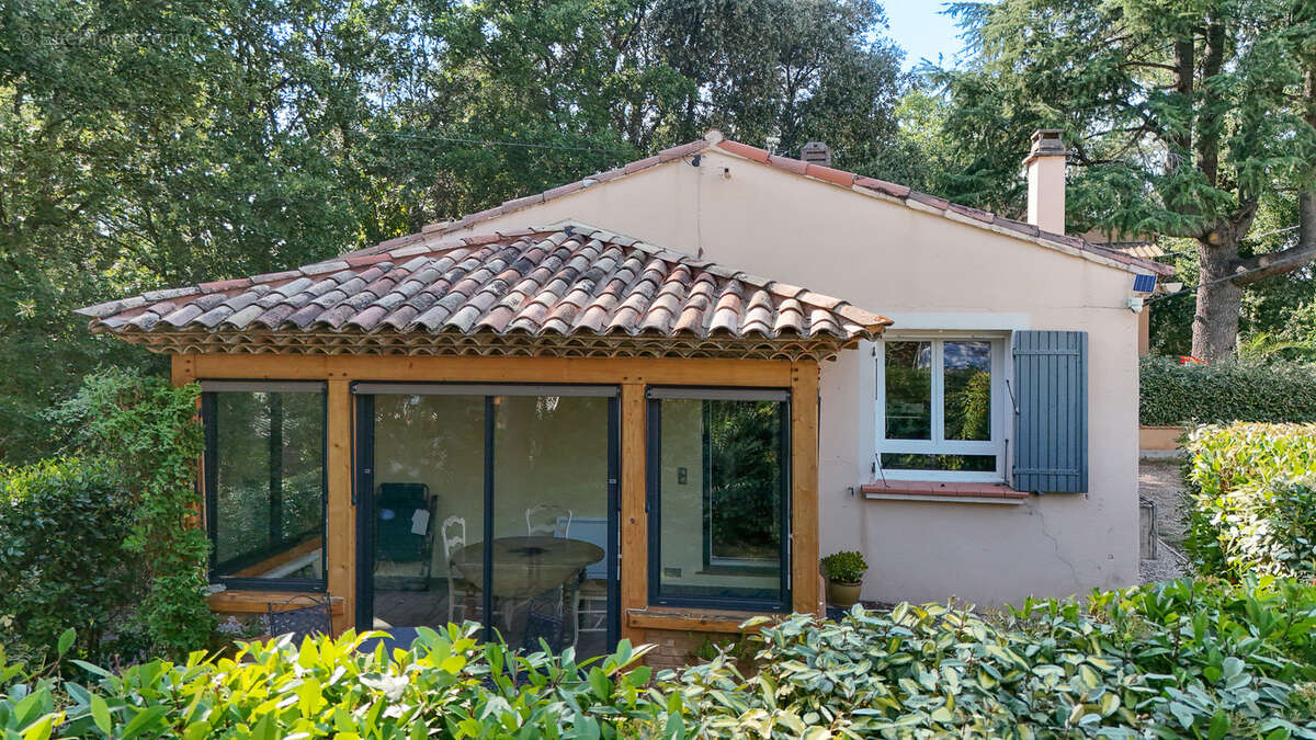 Maison individuelle avec véranda, garages et vidéosurveillance - photo 17