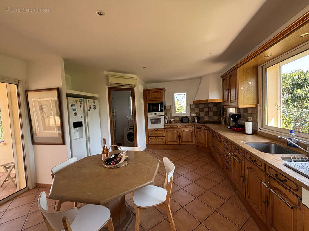 Villa de 176m2  sur 2 niveaux avec piscine et vue panoramique sur la mer et le golfe de Porto Vecchio - photo 10