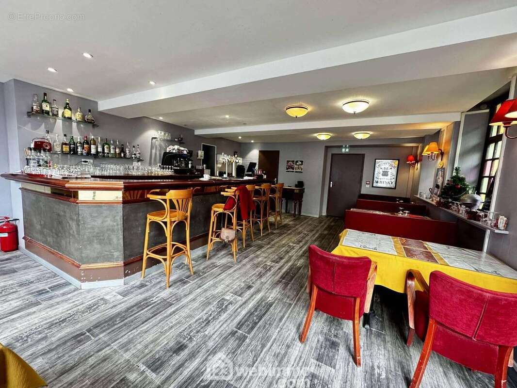 Un espace généreux, baigné de lumière, prêt à accueillir vos futurs clients - Commerce à LAON