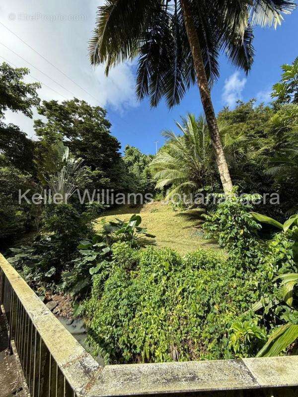 Terrain à LES TROIS-ILETS