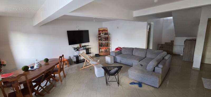 SAINT ANDRE (97440) - Grande maison T5 de surface totale de 200,40 m² (dont dépendance T2 - et Studio), sur terrain de 568 m² - photo 12
