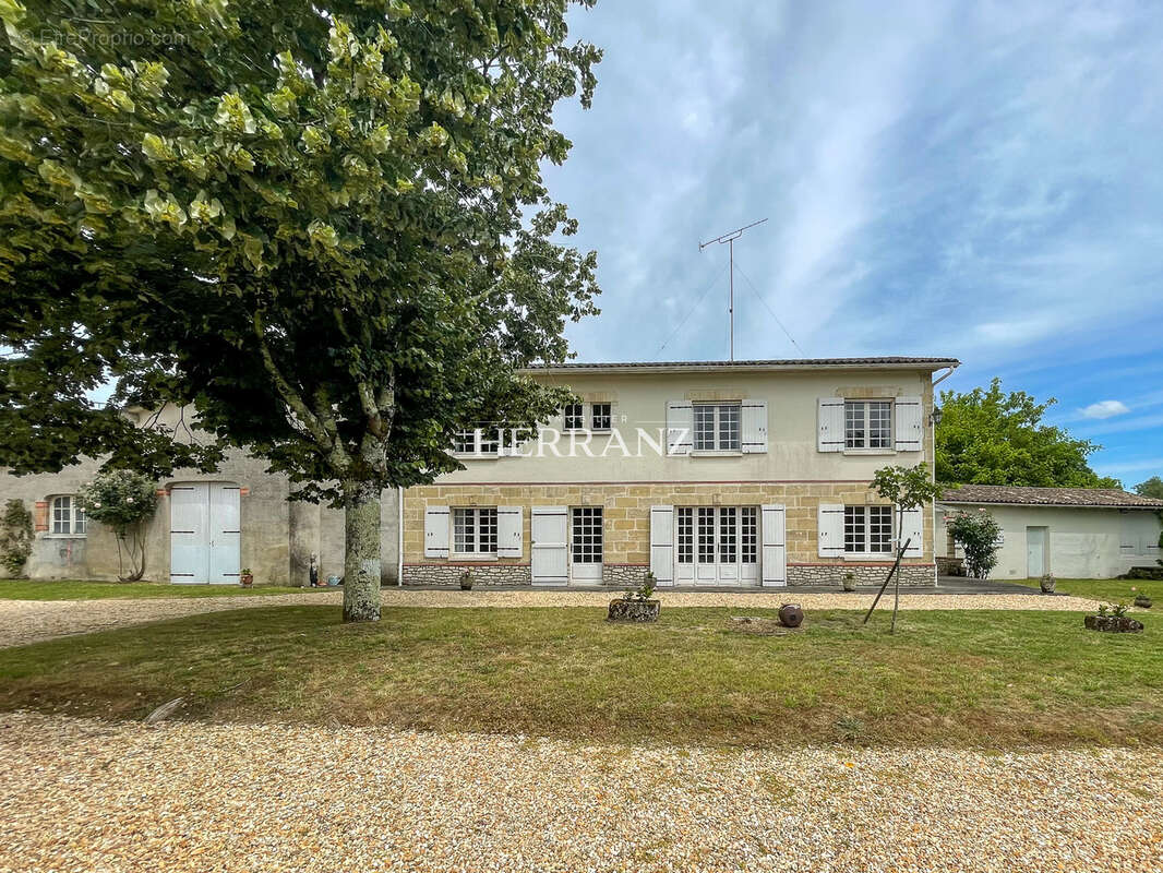 Maison à COUTRAS