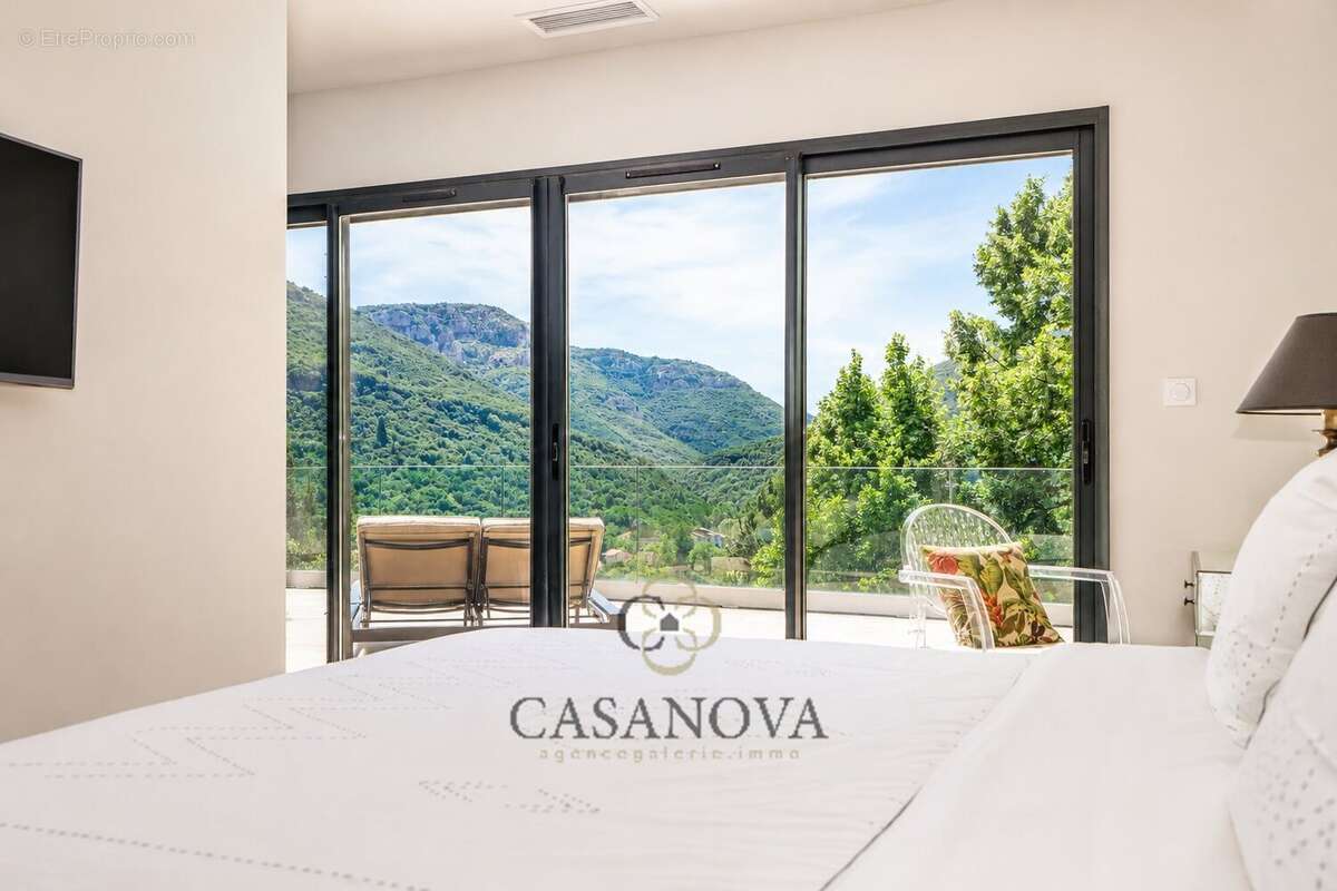 Propriété avec piscine intérieure et extérieure avec terrain de 5 300 m² à Sumène - photo 14