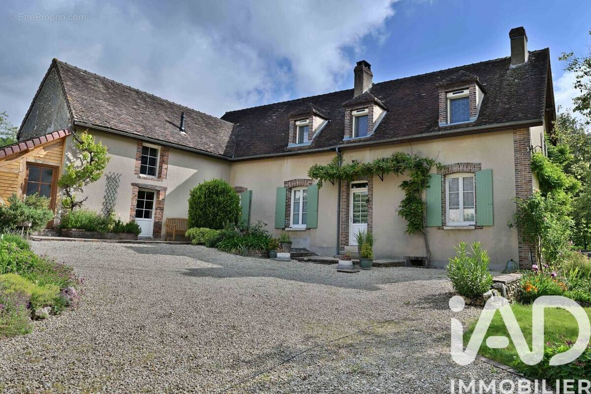 Photo 1 - Maison à LA CELLE-SAINT-CYR